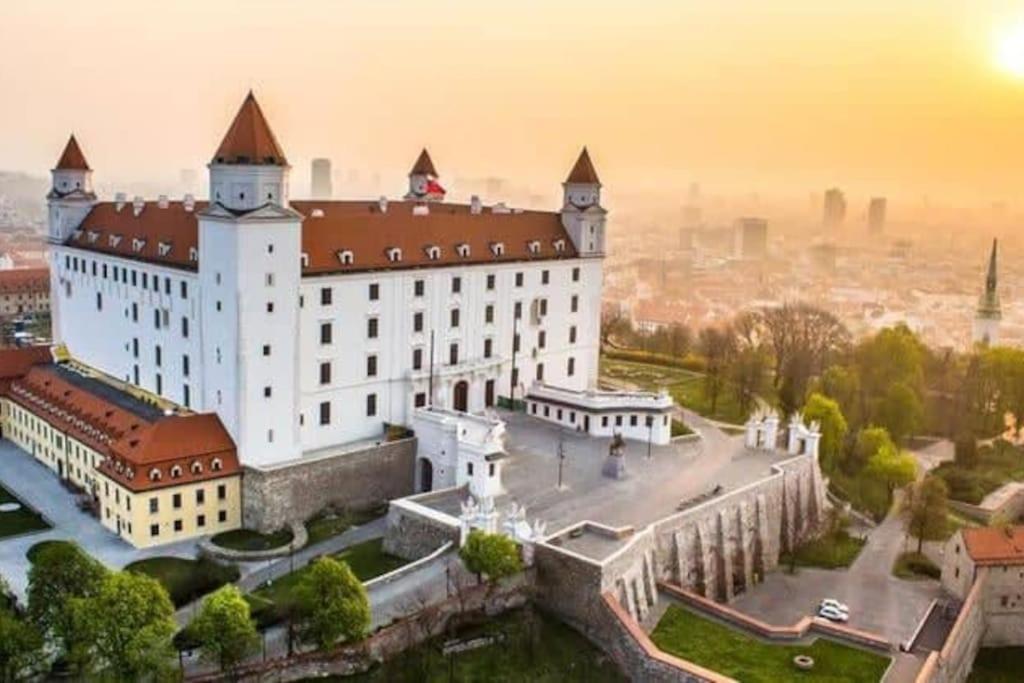 Diamond Residence In Old Town With Free Parking Братислава Екстер'єр фото