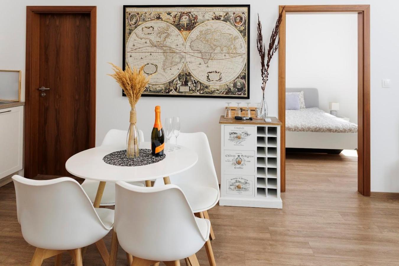 Diamond Residence In Old Town With Free Parking Братислава Екстер'єр фото