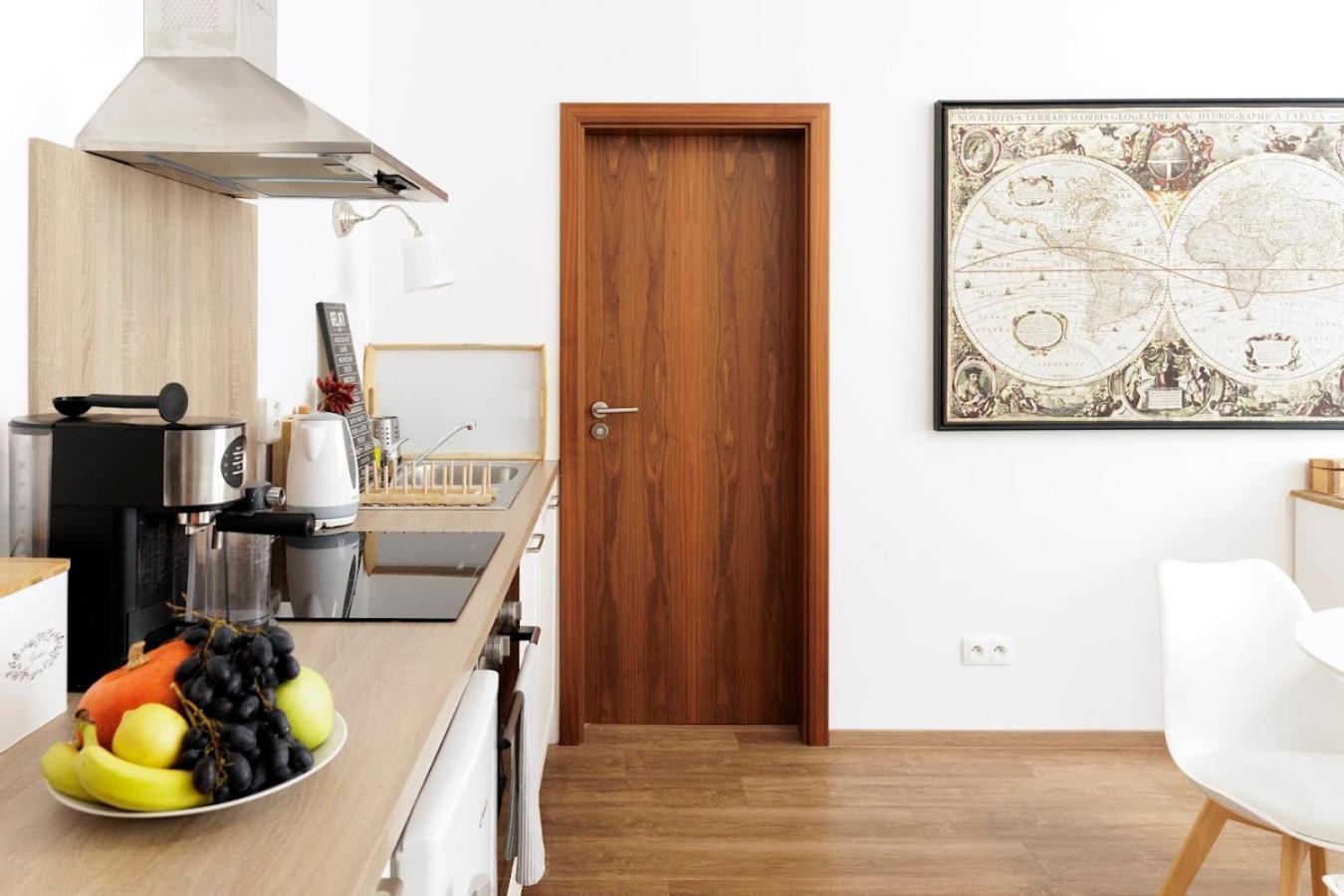 Diamond Residence In Old Town With Free Parking Братислава Екстер'єр фото