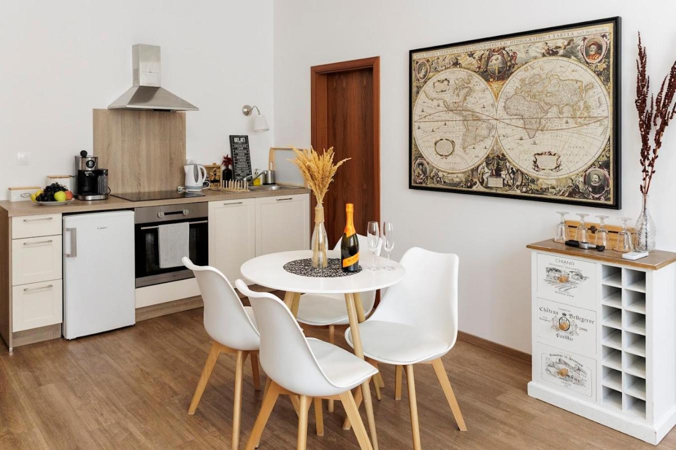 Diamond Residence In Old Town With Free Parking Братислава Екстер'єр фото