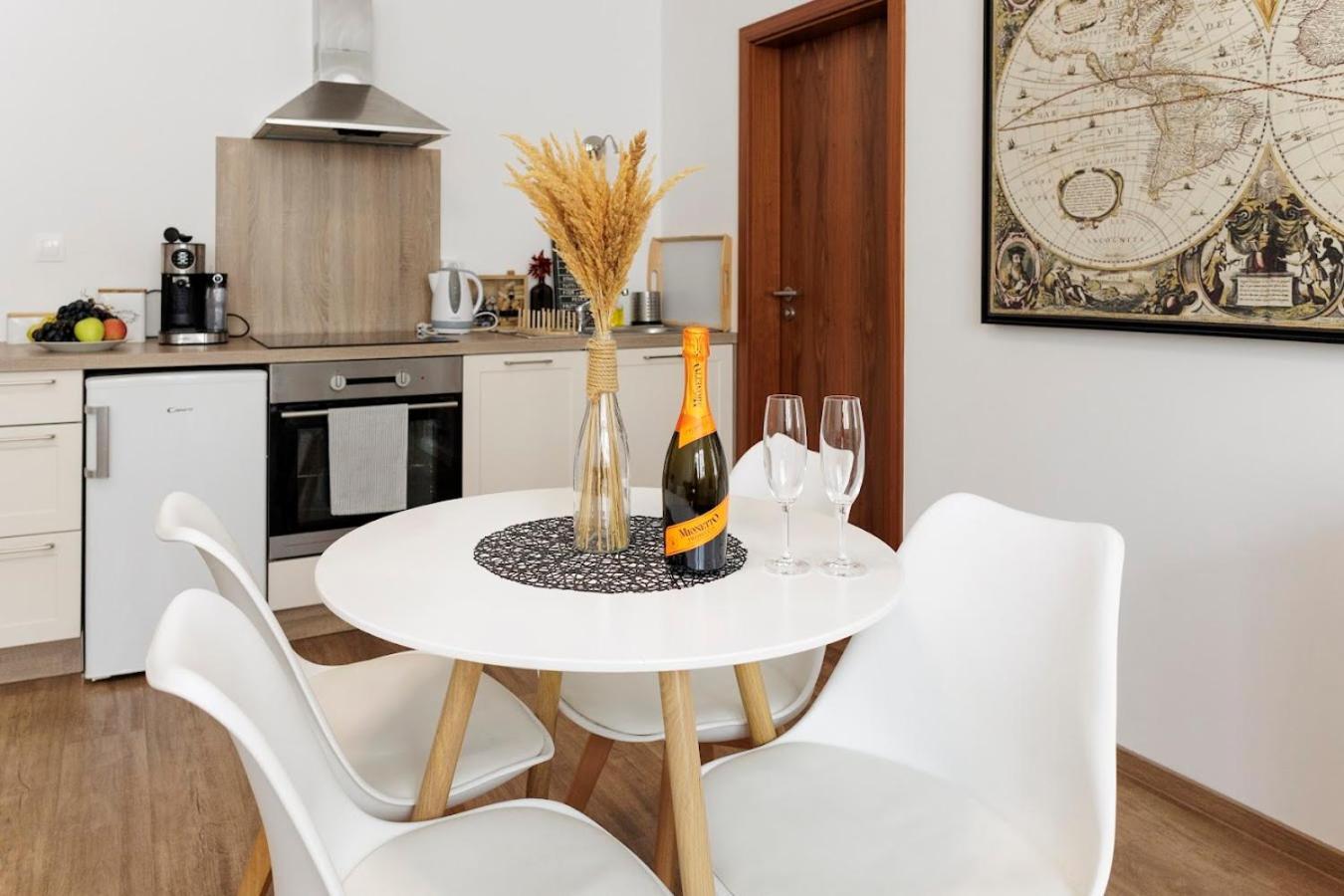 Diamond Residence In Old Town With Free Parking Братислава Екстер'єр фото